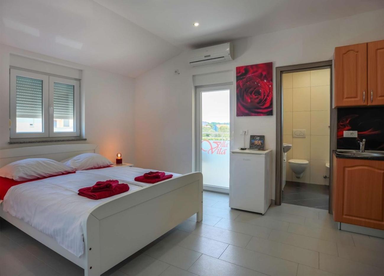Villa Vita Apartments & Studios With Common Pool Valbandon Exteriér fotografie