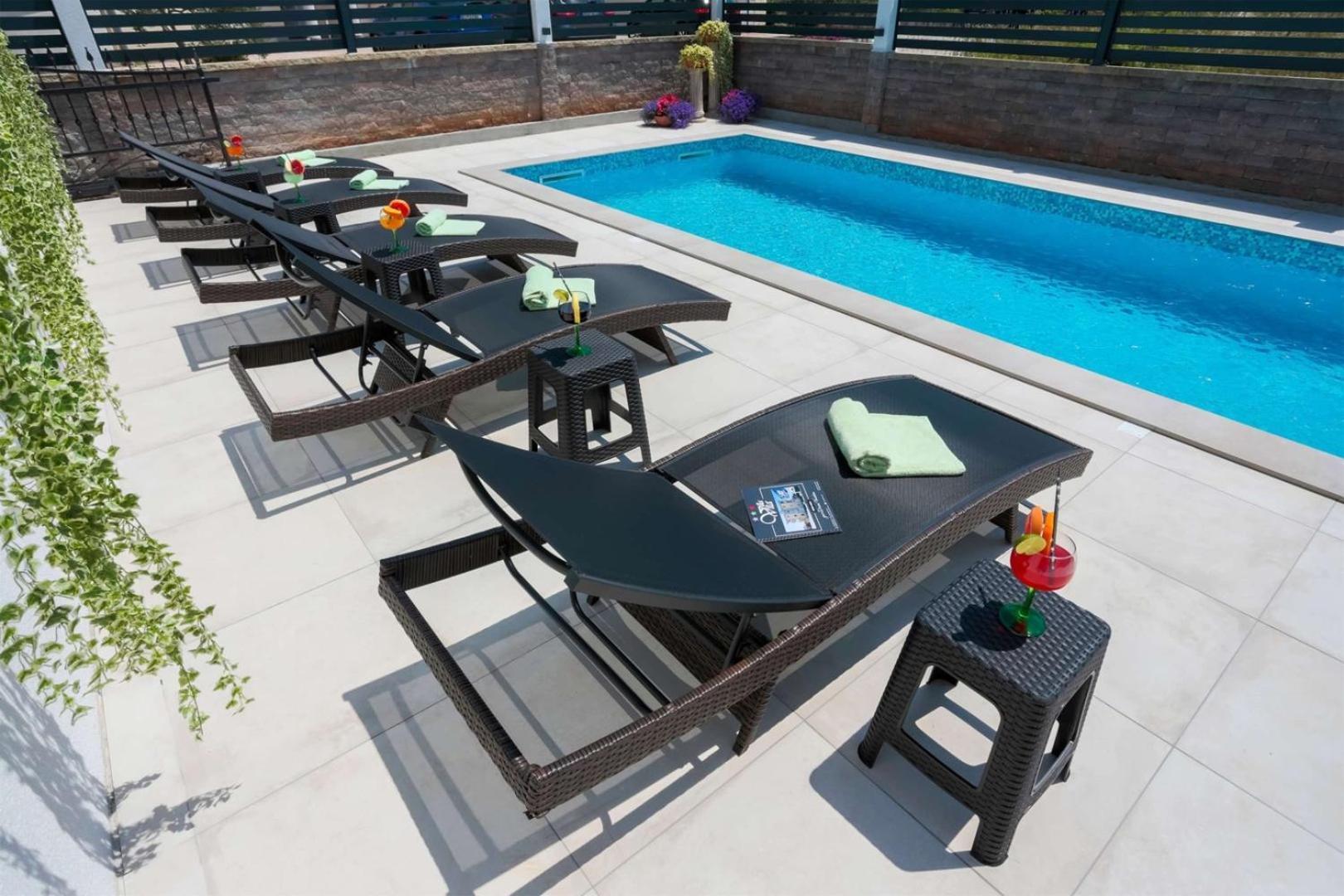 Villa Vita Apartments & Studios With Common Pool Valbandon Exteriér fotografie